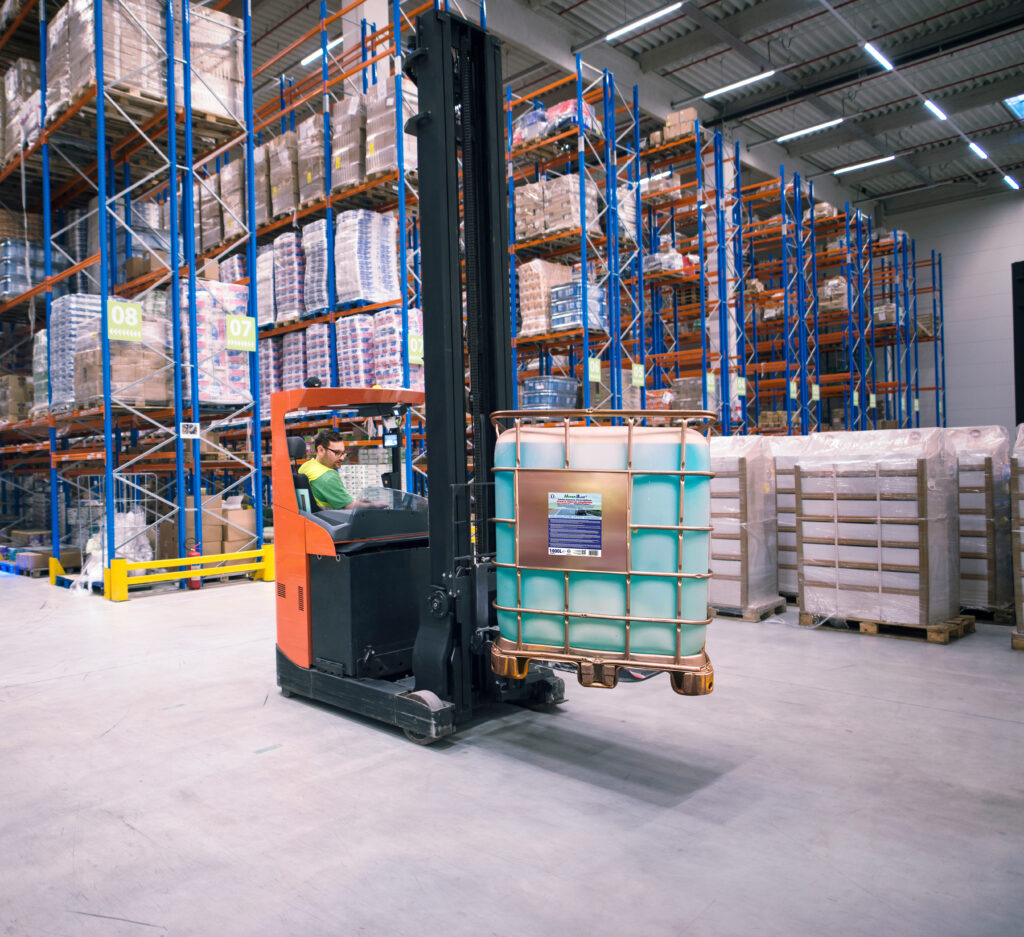 travailleur exploitant une machine de chariot elevateur et relocalisant des marchandises dans un grand centre d entrepot(1)